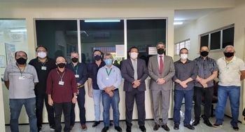 Foto no átrio do Fórum de Caririaçu, em que aparecem magistrados e servidores, dispostos lado a ...