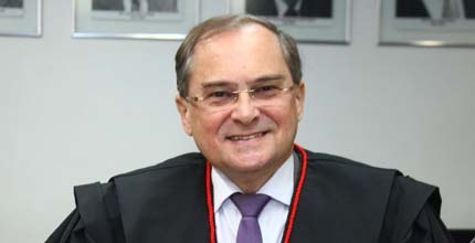 Des Abelardo Benevides sorrindo