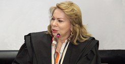 Presidente do TRE, Desembargadora Iracema do Vale, fala em sessão da Corte do Tribunal