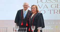 Foto do desembargador Emanuel e da desembargadora Iraneide, lado a lado, com vestes talares pret...