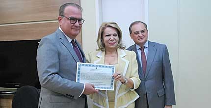 TRE-CE Diploma Suplente de Senador Presidente do TRE-CE entrega diploma a suplente de senador