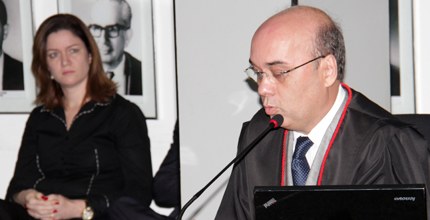 TRE-CE - Diretor e Coordenadora da EJE Foto do juiz-diretor e da coordenadora da EJE-CE