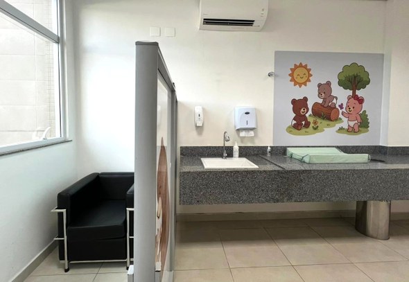 TRE-CE disponibiliza fraldário para melhor receber eleitoras e eleitores na sede, em Fortaleza As imagens mostram o ambiente em dois ângulos diferentes. Na primeira imagem, a porta está parci...