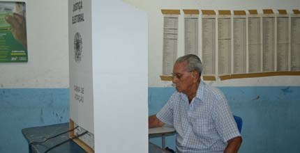 Eleitor de 100 anos votando