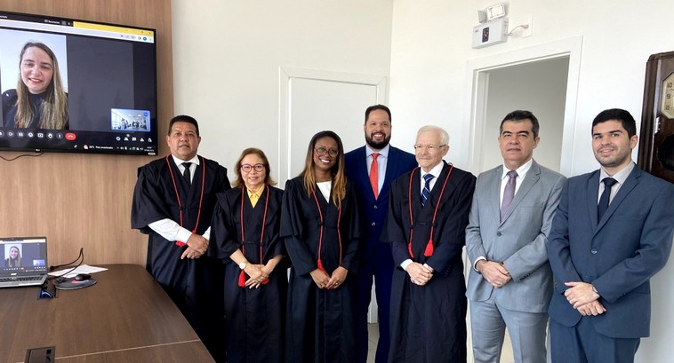 TRE-CE empossa desembargadores suplentes da Corte Eleitoral e juízas ouvidoras A imagem retangular mostra, da esquerda para a direita: a juiza Juliana Bragança (no monitor, pa...