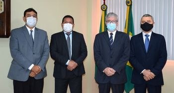 TRE-CE empossa novos juízes suplentes da Corte Os juízes Antônio Edilberto Oliveira Lima e Demétrio Saker Neto tomam posse como suplentes da Co...