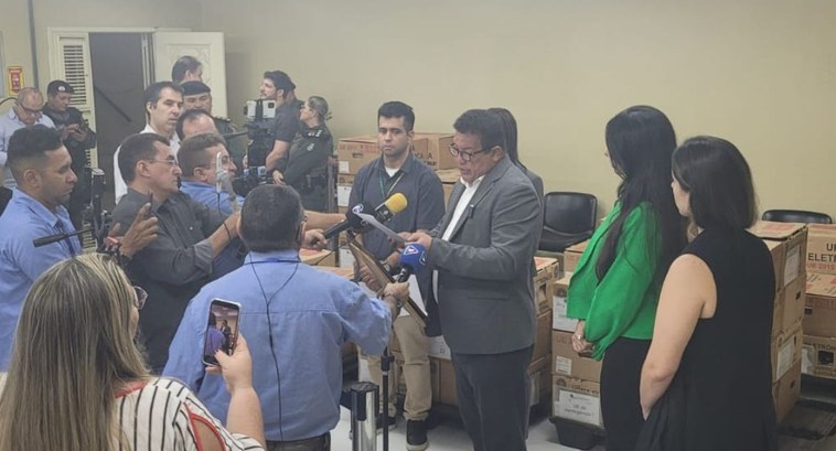 TRE-CE encerra apuração e confirma eleição de 11 vereadores em Alto Santo Foto em plano aberto. Dentro de uma sala do Fórum de Alto Santo, o presidente do TRE-CE, o desem...