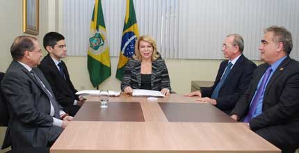 TRE-CE Entrega da lista do TCM TRE-CE recebe lista do TCM com gestores com contas desaprovados