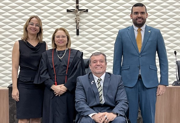 Na primeira foto, no auditório, um grupo de pessoas posa para foto diante de uma tela de projeçã...