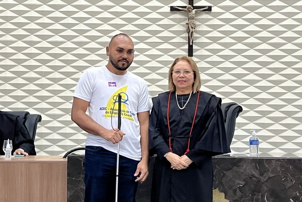 Na primeira foto, no auditório, um grupo de pessoas posa para foto diante de uma tela de projeçã...