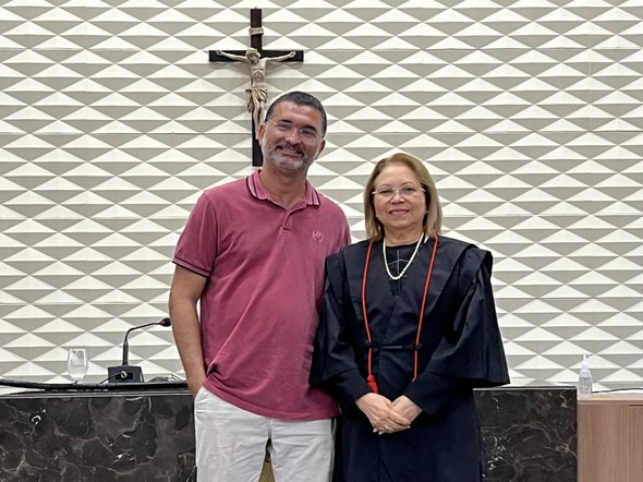 Na primeira foto, no auditório, um grupo de pessoas posa para foto diante de uma tela de projeçã...