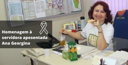 Ana Georgina está sentada à comendo bolachas e sorrindo. Do lado esquerdo, o título Homenagem à ...