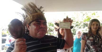 TRE-CE Índio e título de eleitor Índio exibe título de eleitor