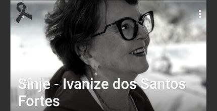 Foto em preto e branco da servidora aposentada Ivanise. Na foto, ela está de perfil, com sorriso...