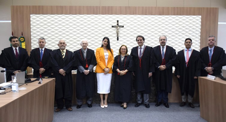 TRE-CE lança cartilha sobre acessibilidade e quitação eleitoral para pessoas com deficiência Na primeira imagem, um grupo de autoridades, entre os membros do Pleno do TRE-CE e a juíza Dayan...