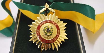TRE-CE Medalha Mérito Eleitoral Medalha do Mérito Eleitoral entregue pelo TRE-CE