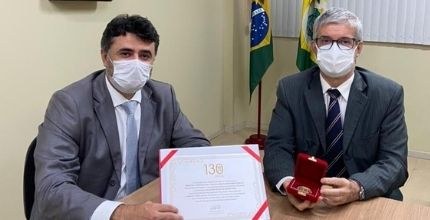 entrega d medalha alusiva aos 130 anos do MPCE