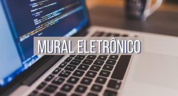 TRE-CE mural eletrônico foto notebook e, ao centro, o título mural eletrônico