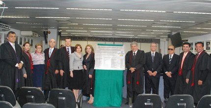 Foto da solenidade de descerramento de placa comemorativa dos 80 anos do TRE do Ceará