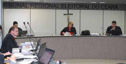 TRE-CE - pleno na assinatura do provimento do pólis Na sessão plenária, foi assinado, pelo corregedor e vice-presidente do TRE, desembargador Antôni...