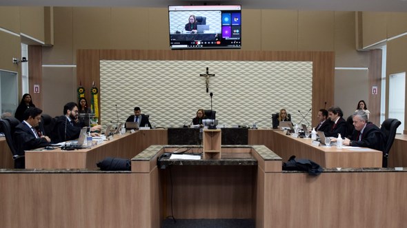 As imagens mostram a sessão plenária no TRE-CE durante a cerimônia. Na primeira imagem, um grupo...