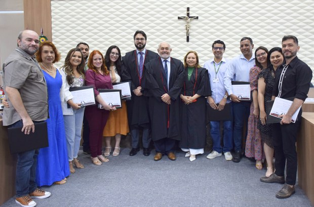 As imagens mostram a sessão plenária no TRE-CE durante a cerimônia. Na primeira imagem, um grupo...