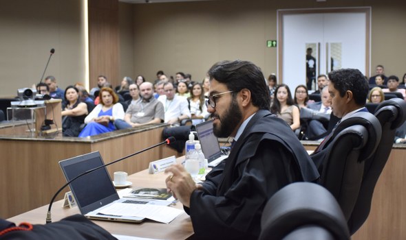 As imagens mostram a sessão plenária no TRE-CE durante a cerimônia. Na primeira imagem, um grupo...