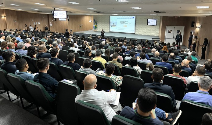 A primeira imagem mostra o auditório do TRE-CE com fileiras de cadeiras ocupadas por dezenas de ...