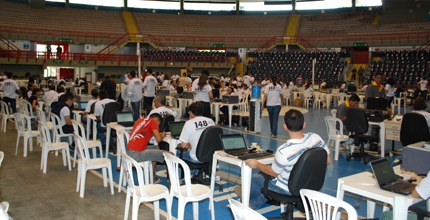 Movimentação de eleitores no primeiro dia de atendimento no ginásio Paulo Sarasate, em Fortaleza