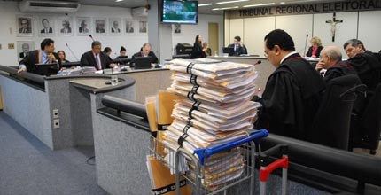 TRE-CE-processos-drcarlos-propaganda Pilha processos propaganda