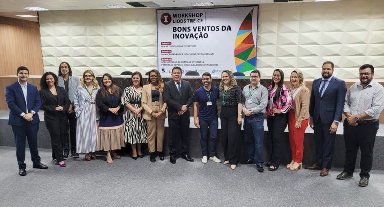 TRE-CE promove evento de inovação e divulga vencedores(as) do Prêmio Boas Práticas Foto no formato retangular. De forma centralizada, 15 servidores (as) e colaboradores(as) do TRE...