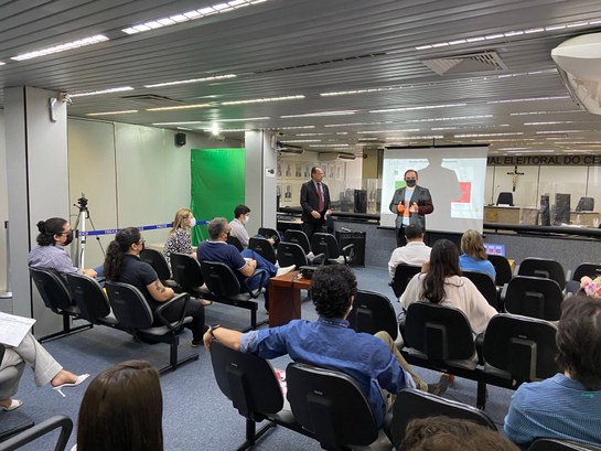 TRE-CE recebe equipe do TRE-GO para implantação de Business Intelligence A parceria visa a transmissão de conhecimento para a criação dos painéis de BI e aprimoramento d...