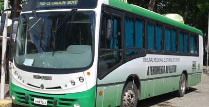 TRE-CE - Unidade móvel 2 Unidade móvel em atendimento