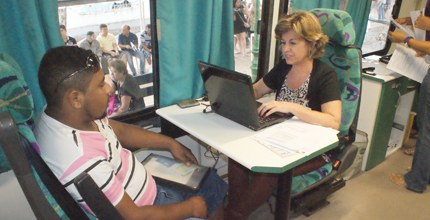 Atendimento da unidade móvel do TRE-CE na Cidade das Crianças, em Fortaleza