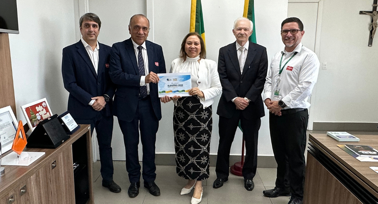Fotografia feita no gabinete da Presidência do TRE-CE. Posam lado a lado, da esquerda para a dir...