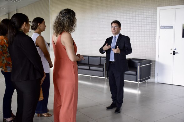 Na imagem, registrada no hall do auditório, o juiz auxiliar da Presidência do TRE-CE, Alisson Si...