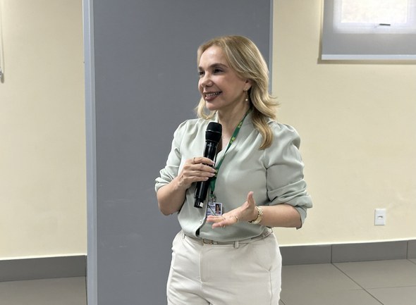 Na imagem, a diretora-geral do TRE-CE, Orleanes Cavalcanti, aparece discursando com um microfone...