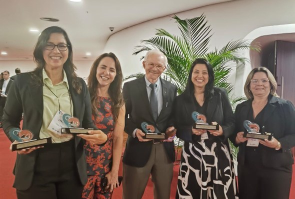 28ª Zona Eleitoral do TRE-CE é destaque nacional em premiação realizada pelo TSE Na imagem, aparece o vice-presidente e corregedor do TRE-CE, desembargador Emanuel Leite Albuque...