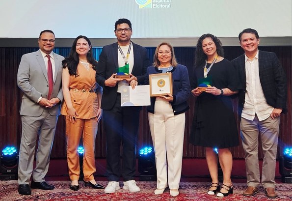 28ª Zona Eleitoral do TRE-CE é destaque nacional em premiação realizada pelo TSE A imagem mostra seis pessoas — três mulheres e três homens — entre elas, a presidente do TRE-CE,...