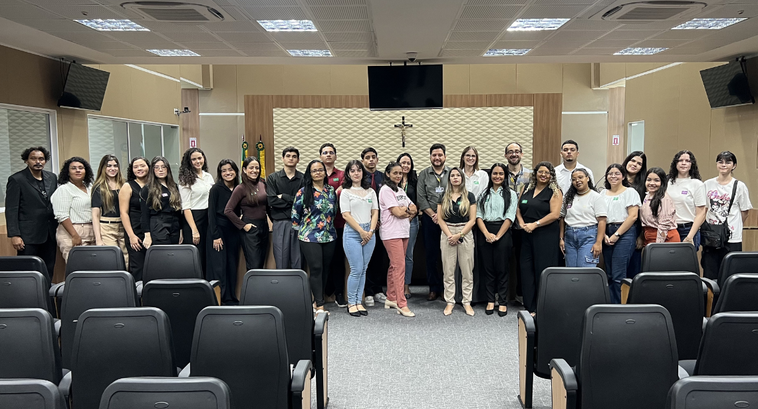 Na imagem, registrada no Pleno do TRE-CE, aparecem fileiras de cadeiras voltadas para a parte fr...