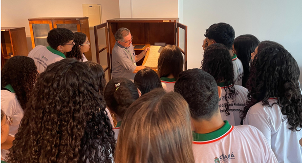 Registro fotográfico feito no Centro de Memória da Justiça Eleitoral cearense. Nele, estudantes ...