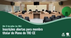 A imagem mostra o plenário do TRE-CE, com fileiras de cadeiras pretas voltadas para a bancada em...