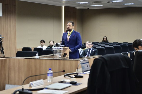 Registro fotográfico feito durante a apresentação do Liods no Pleno do TRE-CE. Atrás de uma banc...