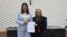 A imagem mostra a presidente do TRE-CE, desembargadora Maria Iraneide, ao lado da secretária do ...