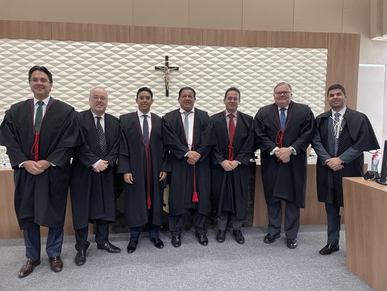Advogado Wilker Macedo toma posse como desembargador eleitoral suplente do TRE-CE Registro fotográfico feito na sala de Sessões do TRE-CE. Atrás, um painel bege com formas em 3D....