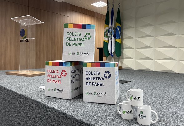 Na primeira imagem, há o auditório do TRE-CE com fileiras de cadeiras ocupadas por pessoas senta...