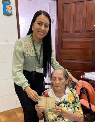 Cearense de 96 anos doa título datado de 1970 ao Centro de Memória do TRE-CE A imagem é um registro fotográfico. De forma centralizada, está a eleitora Vicentina Freitas de ...