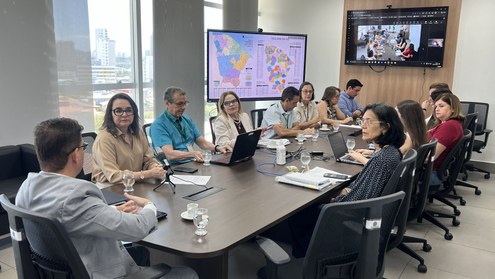#PraTodoMundoVer
A primeira imagem é uma fotografia de uma sala de reuniões com uma mesa retang...