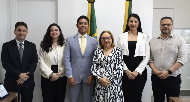 Comissão de Prevenção e Enfrentamento ao Assédio do TRE-CE apresenta ações a serem realizadas em 2026 Imagem registrada na sala da Presidência do TRE-CE. Sete pessoas estão posicionadas lado a lado,...