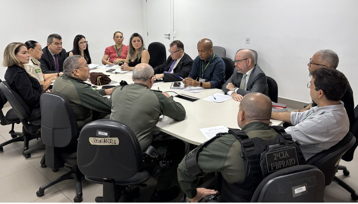 A primeira imagem mostra uma reunião em uma sala com paredes brancas, mesa retangular e cadeiras...